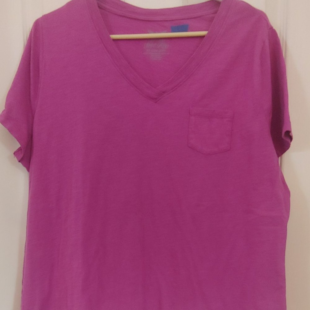 V-neck t-shirt with a pocket